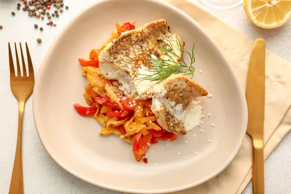 Bord Met Lekkere Gebakken Kabeljauwfilet Groenten Saus Lichte Ondergrond — Stockfoto