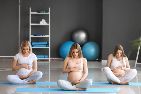 Young Pregnant Women Practicing Yoga Gym — Stock Photo, Image