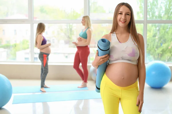 Молодая Беременная Женщина Ковриком Студии Йоги — стоковое фото
