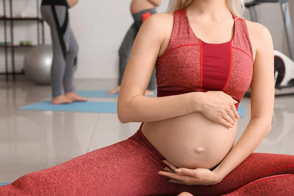Young Pregnant Woman Practicing Yoga Gym — Stock Photo, Image
