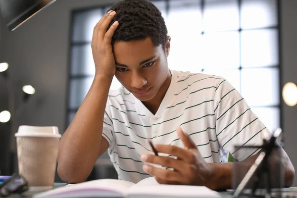 Étudiant Afro Américain Préparant Examen Domicile — Photo