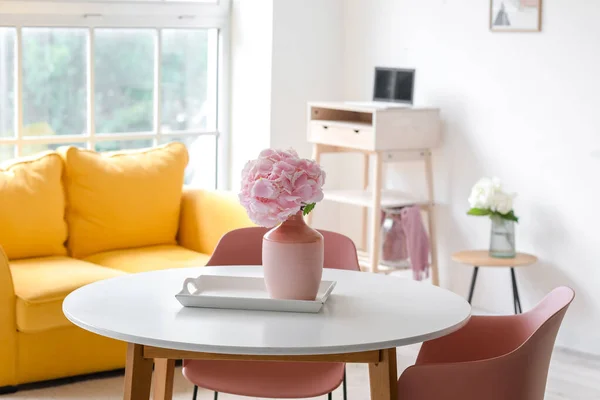 Vase Mit Hortensienblüten Auf Wohnzimmertisch — Stockfoto