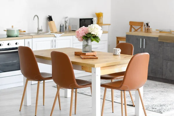 Interieur Van Stijlvolle Keuken Met Eettafel — Stockfoto