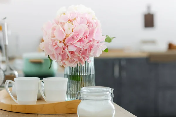 Vase Hydrangea Flowers Cups Table Kitchen — Stock Photo, Image