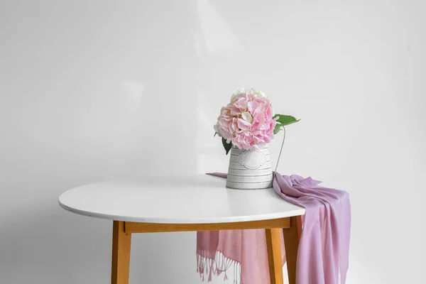 Jarrón Con Flores Hortensias Mesa Cerca Pared Luz — Foto de Stock