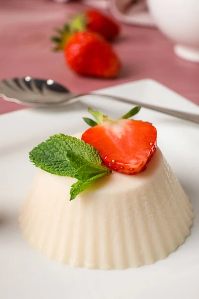 Tányér Finom Eper Panna Cotta Asztalon Közelkép — Stock Fotó