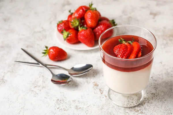 Verre Avec Savoureux Panna Cotta Fraise Sur Fond Blanc Gros — Photo