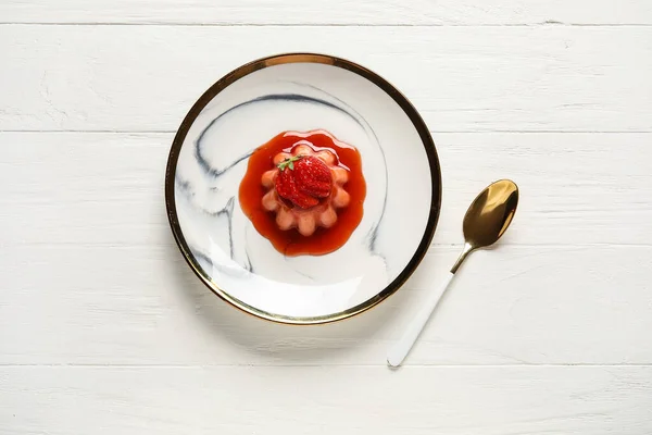 Köstliche Panna Cotta Mit Erdbeere Teller Auf Hellem Holzhintergrund — Stockfoto