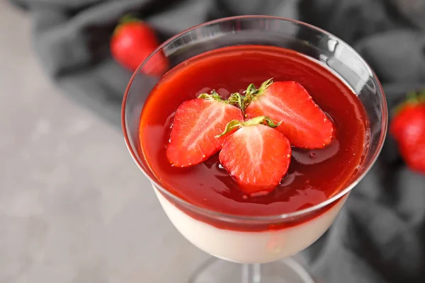 식탁에 유리잔에 딸기를 곁들인 맛있는 클로즈업 — 스톡 사진