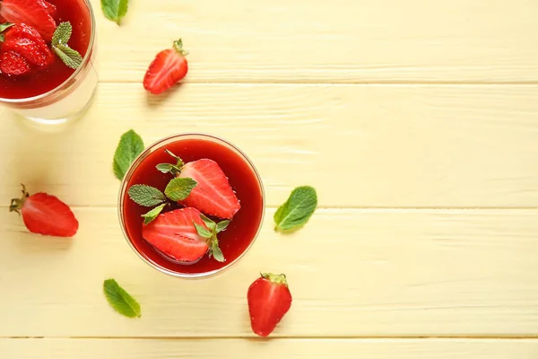 Glasögon Med Välsmakande Jordgubbe Panna Cotta Färg Trä Bakgrund — Stockfoto