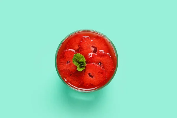 Délicieux Panna Cotta Maison Avec Fraise Menthe Sur Fond Couleur — Photo