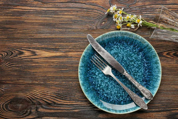 Schöne Tischdekoration Mit Kamillenblüten Auf Holzgrund — Stockfoto