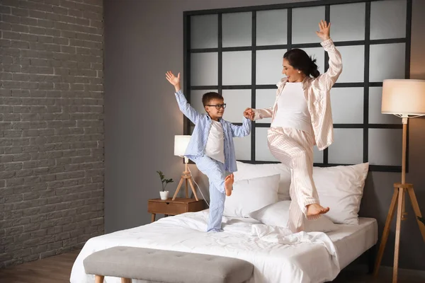 Mujer Joven Pequeño Hijo Bailando Dormitorio —  Fotos de Stock
