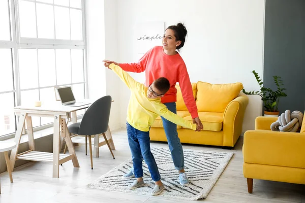 若い女性と彼女の小さな息子は自宅で踊る — ストック写真