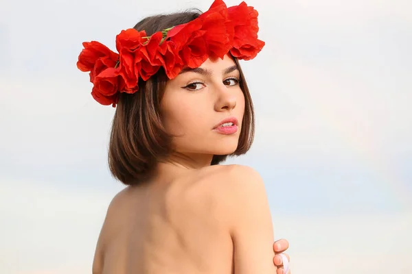 Hermosa Mujer Joven Con Corona Amapola Aire Libre —  Fotos de Stock