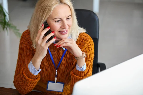 Mature Businesswoman Talking Phone While Working Office — Stock Photo, Image