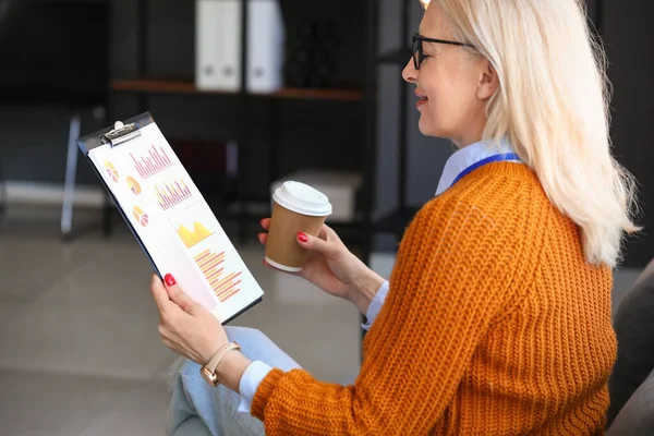 Volwassen Zakenvrouw Drinken Koffie Kantoor — Stockfoto