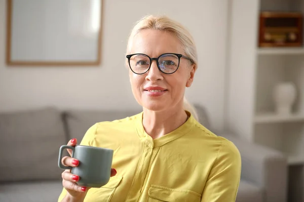 Volwassen Vrouw Drinken Koffie Kantoor — Stockfoto