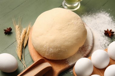 Taze hamurlu kompozisyon ve ahşap arkaplandaki malzemeler