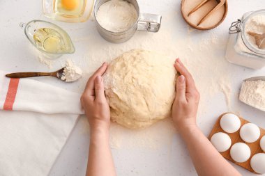 Mutfak masasında hamur hazırlayan kadın, yakın plan.