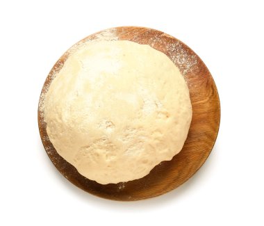 Beyaz arka planda taze hamurlu ahşap tahta.