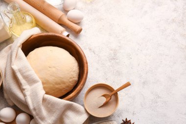 Hafif arka planda taze hamurlu kompozisyon