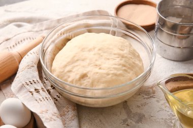 Hafif arka planda taze hamurlu kase