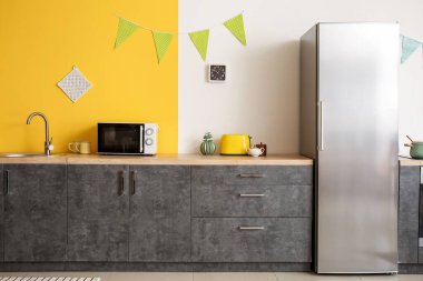 Modern mikrodalga fırın ve buzdolabı olan mutfağın içi.