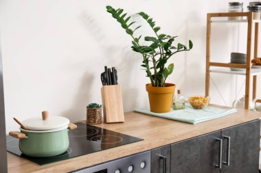 Mutfağın içi çatal bıçaklarla dolu. Aşçılık Konsepti