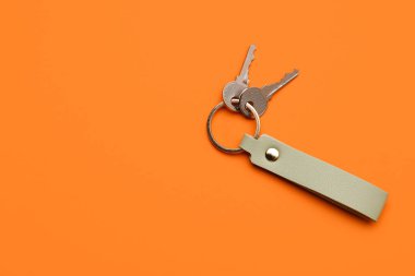Renkli arka planda deri anahtarlıklı anahtarlıklar