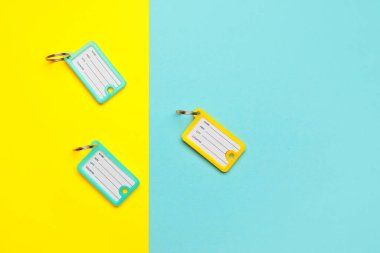 Renk arkaplanındaki plastik anahtar etiketleri