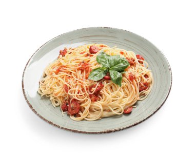 Beyaz arka planda lezzetli makarna Puttanesca tabağı