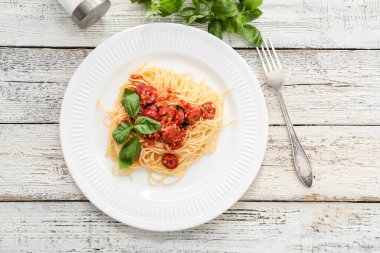 Beyaz ahşap arka planda lezzetli bir makarna tabakası.