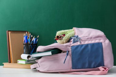 Okul çantası ve kırtasiye malzemeleri sınıfta.