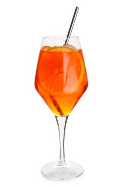 Beyaz arka planda bir bardak Aperol Spretz kokteyli.