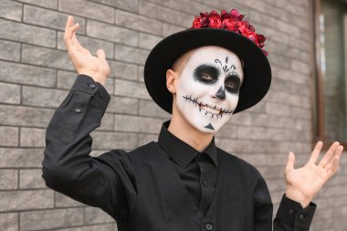 Yüzünde boyalı kafatası olan genç bir adam. Meksika Ölüler Günü 'nün Kutlaması (El Dia de Muertos)