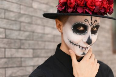 Yüzünde boyalı kafatası olan genç bir adam. Meksika Ölüler Günü 'nün Kutlaması (El Dia de Muertos)