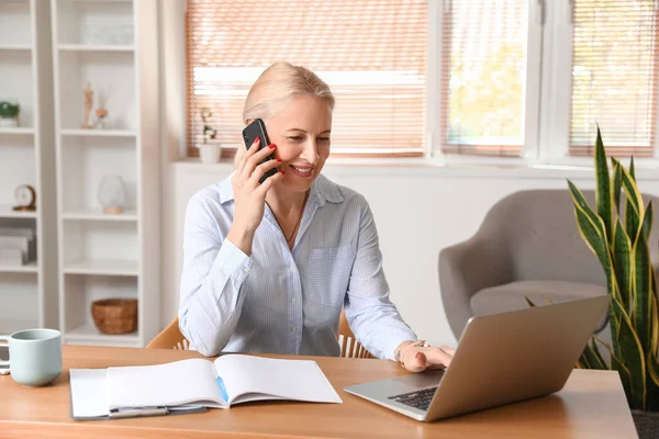 Mature Woman Talking Phone Office — Stock Photo, Image