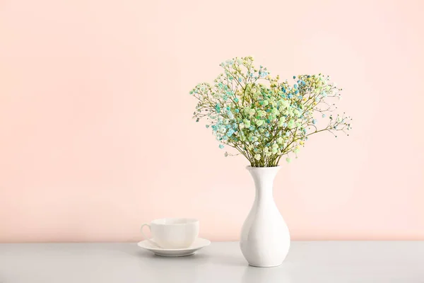 Βάζο Όμορφα Λουλούδια Γυψόφυλλες Και Κύπελλο Στο Τραπέζι — Φωτογραφία Αρχείου