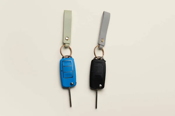 Ключи Автомобиля Кожаными Брелоками Светлом Фоне — стоковое фото