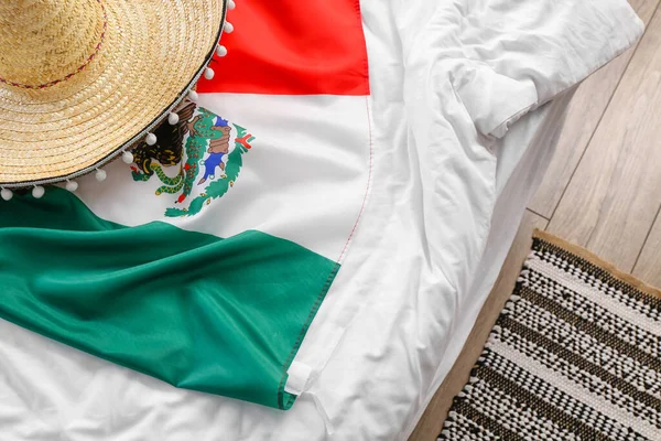 Ágy Mexikói Zászló Sombrero Kalap Szobában — Stock Fotó