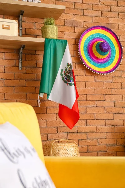 メキシコの旗とレンガの壁にぶら下がっているソムブレロ帽子の棚 — ストック写真