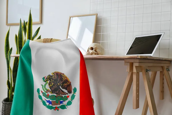 Krzesło Meksykańską Flagą Wnętrzu Pokoju — Zdjęcie stockowe