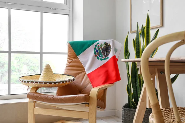 Καρέκλα Μεξικανική Σημαία Και Καπέλο Σομπρέρο Στο Δωμάτιο — Φωτογραφία Αρχείου