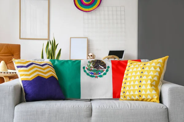 Sofá Confortável Com Bandeira Mexicana Quarto — Fotografia de Stock