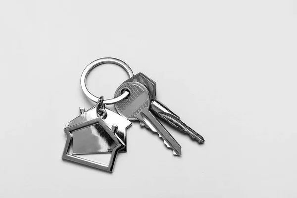 Kunci Dengan Bentuk Rumah Gantungan Kunci Pada Latar Belakang Abu — Stok Foto