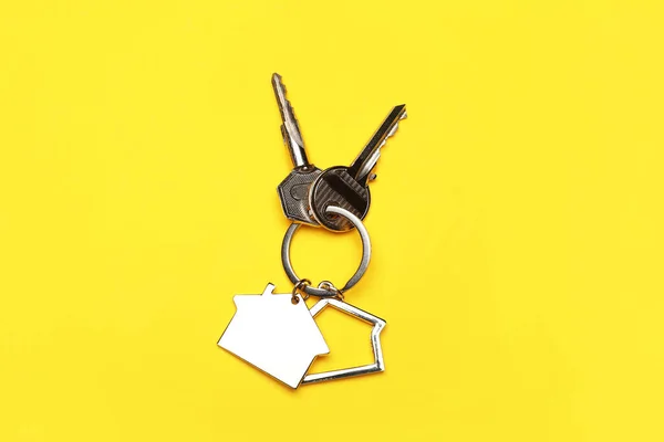 Ключи Ключами Формы Дома Цветном Фоне — стоковое фото