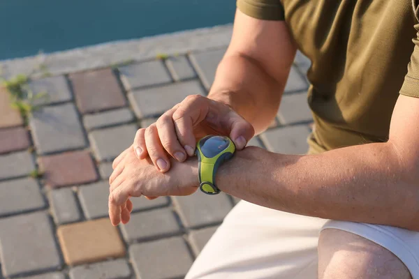 Male Runner Checking Pulse Outdoors Closeup — Stock Photo, Image