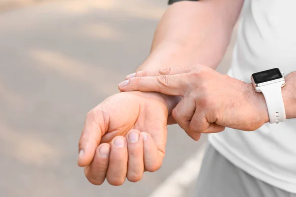 Male Runner Checking Pulse Outdoors Closeup — Stock Photo, Image