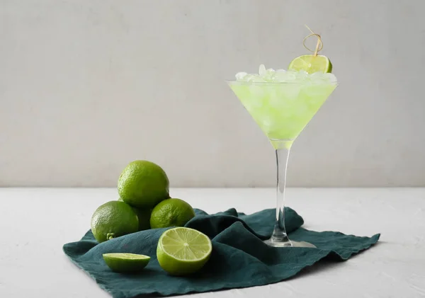 Verre Avec Savoureux Cocktail Daiquiri Sur Fond Clair — Photo